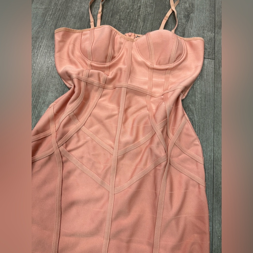 BUNDLE 2 ITEMS FOR $8✨

🌸BOUTIQUE geometric bodycon dress ✨ - Picture 8 of 11